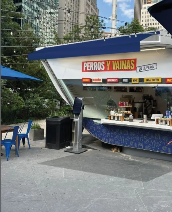 Kiosk exterior with signage installed, Perros y Vainas